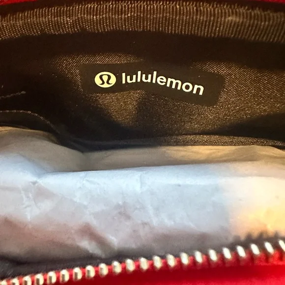lululemon Crossbody Camera Bag 2L in TRUE RED New W/Tags!! - Picture 7 of 12